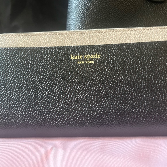 Kate Spade bag and matching wallet. Great condition! Comes with original bag. - Picture 2 of 7